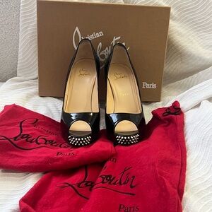 AUTHENTIC Christian Louboutin NVPS 120 PATENT/KID H/T

BK65 BLACK/SILVER